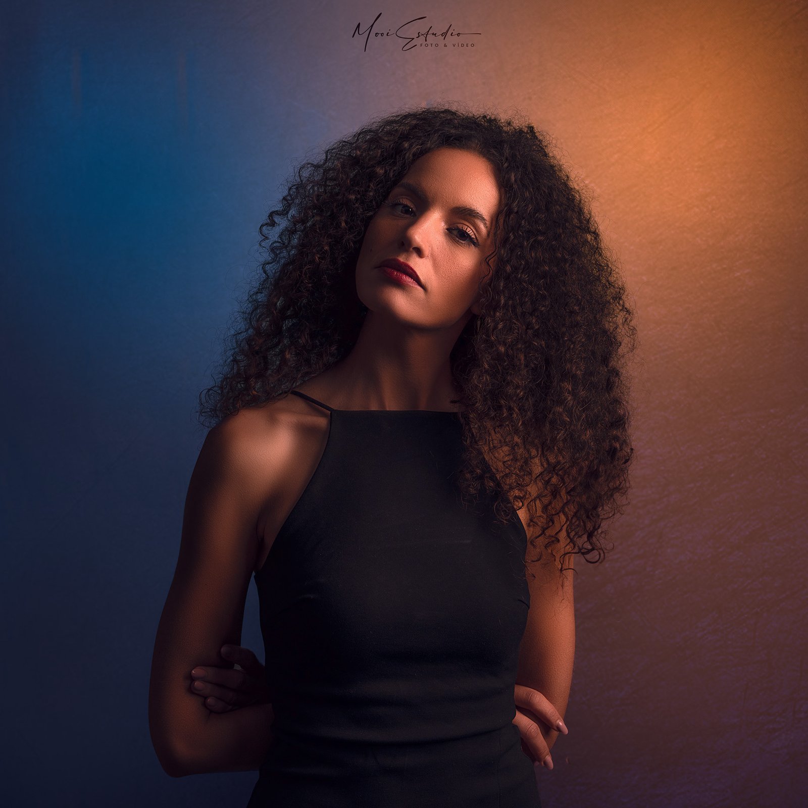 Retrato de estudio con luz de color a una mujer de pelo rizado